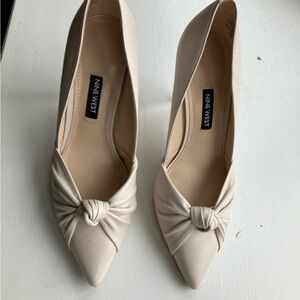 Nine West Cream Heels with Pointed Toe and Decorative Knot